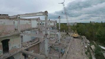 fpv dar vliegt wendbaar door een verlaten gebouw. post-apocalyptisch plaats zonder mensen video