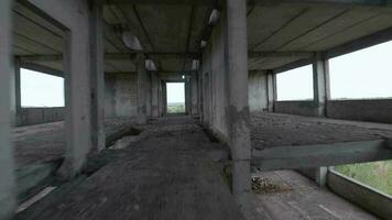 fpv dar vliegt wendbaar door een verlaten gebouw. post-apocalyptisch plaats zonder mensen video