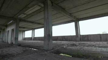 fpv dar vliegt wendbaar door een verlaten gebouw. post-apocalyptisch plaats zonder mensen video