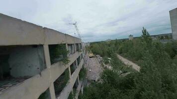 fpv zumbido moscas maniobrable mediante un abandonado edificio. post apocalíptico ubicación sin personas video