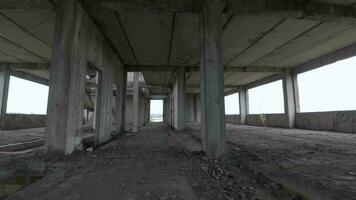 fpv dar vliegt wendbaar door een verlaten gebouw. post-apocalyptisch plaats zonder mensen video