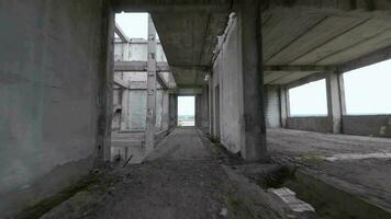 fpv dar vliegt wendbaar door een verlaten gebouw. post-apocalyptisch plaats zonder mensen video