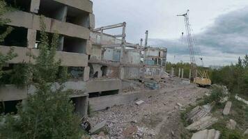 fpv dar vliegt wendbaar door een verlaten gebouw. post-apocalyptisch plaats zonder mensen video