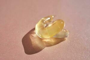 el textura de un amarillo transparente gel cosmético. foto