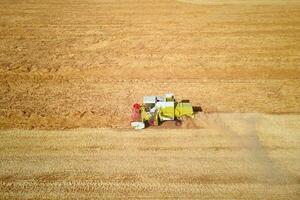 segador combinar trabajando en el campo foto