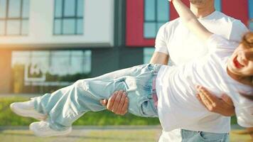 padre girando il suo figlia nel il suo braccia video