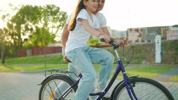 Papa ist Lehren Tochter Wie zu Reiten Fahrrad beim Sonnenuntergang. schleppend Bewegung video