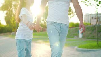 papà e figlia camminare in giro loro la zona a tramonto. bambino detiene Il padre di mano video