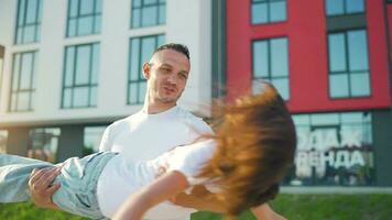 père encerclant le sien fille dans le sien bras video