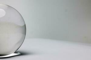 claro vaso transparente cristal lente pelota en blanco antecedentes foto