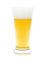 cerveza en un vaso en blanco antecedentes foto