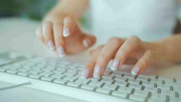 femme dactylographie crédit carte nombre sur ordinateur clavier. elle fabrication en ligne achat. en ligne Paiement un service video