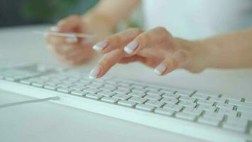 mujer mecanografía crédito tarjeta número en computadora teclado. ella haciendo en línea compra. en línea pago Servicio video