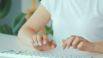 mujer mecanografía crédito tarjeta número en computadora teclado. ella haciendo en línea compra. en línea pago Servicio video