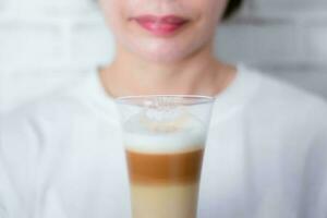mujer participación un taza café latté Leche espuma el caliente bebida foto
