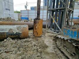 grúas en el construcción sitio zona industria máquina de perforación pila de algo foto