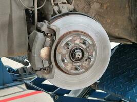 maintenance of a car's braking system disc brakes photo