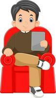 un joven empresario es sentado en un rojo sofá que lleva y comunicado utilizando un moderno tableta vector