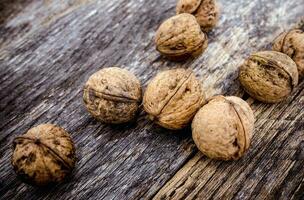 crudo nueces en de madera antecedentes foto