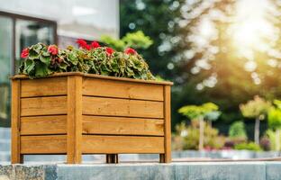 floreciente flores en de madera plantador caja foto