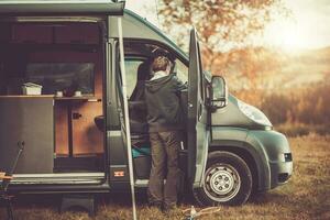 hombres con rv camper camioneta en un cámping foto