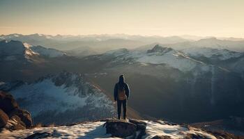 uno persona excursionismo montaña cima, disfrutando soledad generado por ai foto
