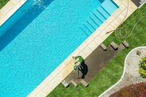 residencial patio interior jardín con piscina nuevo natural césped instalación foto