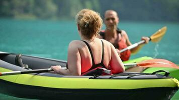 lento movimento metraggio di kaykers sospeso su su un' panoramico lago durante estate vacanza. video