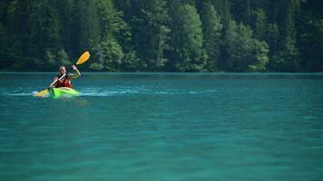 kayak en el escénico weissensee lago en el carintia Austria video