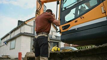 caucasico professionale crawler dozer operatore preparazione per opera. video