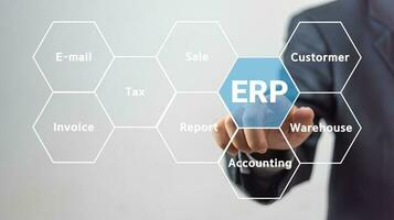 erp empresa recurso planificación y ai artificial inteligencia tecnología. utilizando ai en erp sistemas, tal como automatización, mejoramiento, y datos analítica marketing.empresario toque virtual pantalla. foto