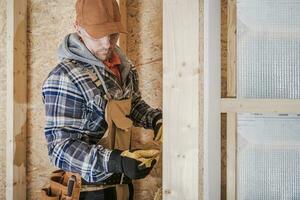construcción trabajador tomando mediciones dentro recién desarrollado casa foto