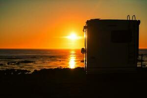 escénico puesta de sol y frente al mar rv cámping foto