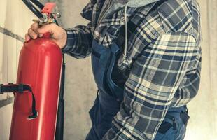 rojo extintor instalación dentro comercial edificio foto