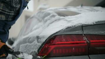 caucasiano motorista removendo neve a partir de dele carro video