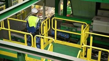 desperdício Ordenação instalação gestão ao controle. Lixo transportadores operador realizando rutina verificar. video