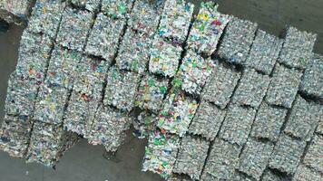 geperst plastic materiaal hersteld in een sorteren fabriek video