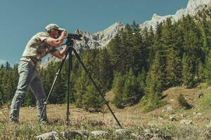 aficionado naturaleza fotógrafo tomando imágenes utilizando trípode foto