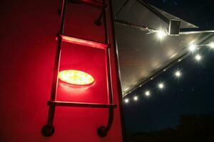 acogedor me gusta hogar rv camper camioneta cámping iluminado por cuerda luces foto