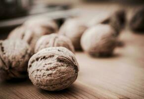 nueces en madera mesa foto