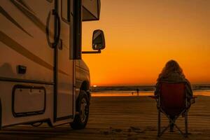 familia relajante en el playa durante camper de viaje foto