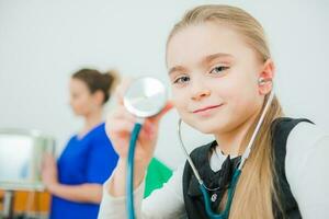 niña jugando médico foto