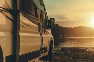 casa rodante camper camioneta cámping siguiente a el bahía a puesta de sol foto