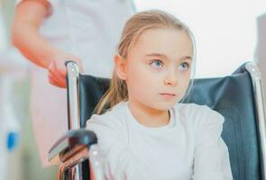 discapacitado niña en un silla de ruedas foto