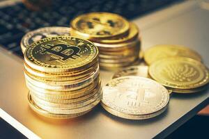 apilar de dorado bitcoin cripto monedas en mesa. foto