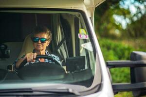 mujer casa rodante la carretera viaje foto