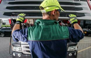 caucásico camión Servicio trabajador foto