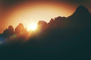 escénico alpino puesta de sol foto