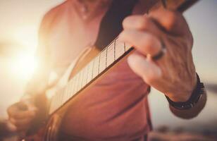 eléctrico guitarra masculino jugador a concierto. foto