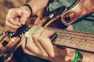 músico jugando eléctrico guitarra foto